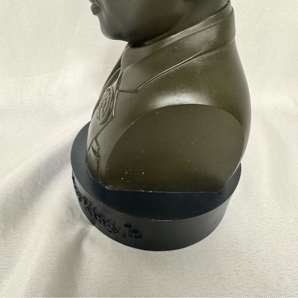 Rev Dr Martin Luther King Jr Resin Bust - Picture 5 of 9